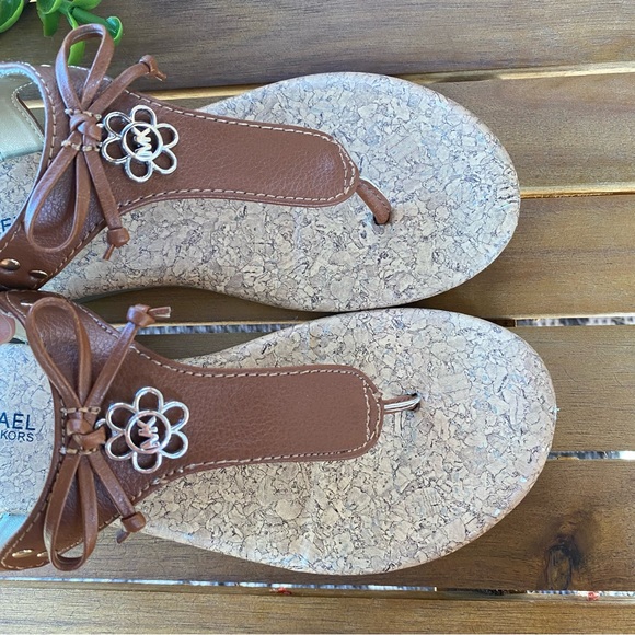 MICHAEL KORS GIRL THONG SANDALS - Picture 3 of 11